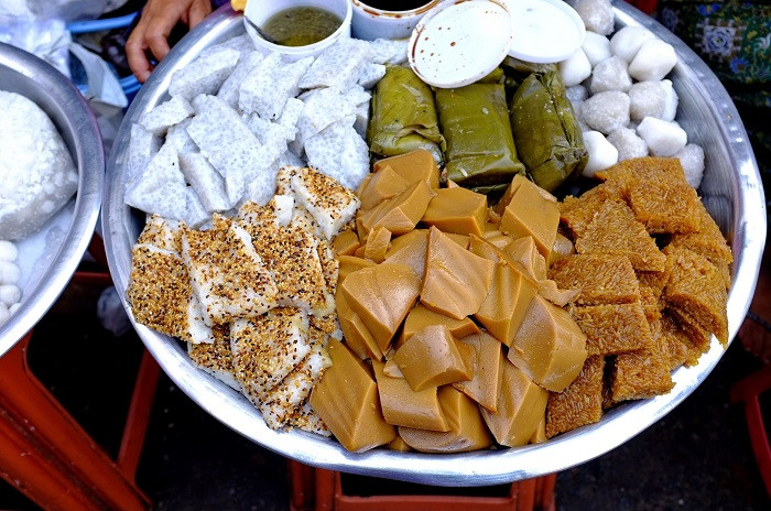 Các món bánh ngọt: Có rất nhiều món ăn vặt ngọt được bày bán trên khắp các đường phố ở Myanmar. Vì chúng là món ăn quen thuộc của người dân địa phương nên đây chắc chắn là một món ăn nhất định phải thử ở vùng đất này. Ảnh: Internet.