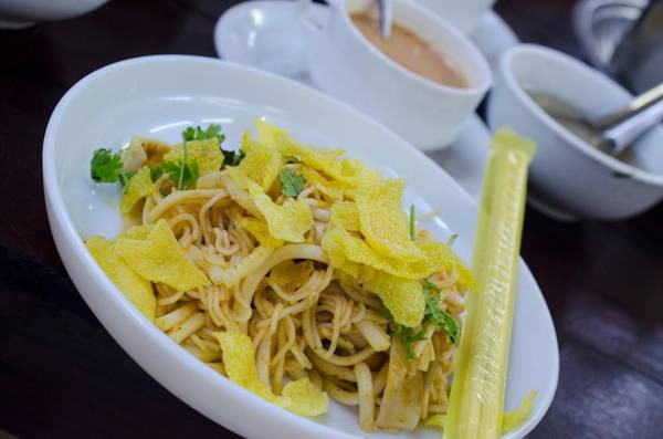 Nangyi thoke: Đây thực chất là một loại mỳ trộn salad. Nó bao gồm các mì tròn và dày được trộn lẫn với thịt gà, bánh cá cùng với giá trần và trứng luộc. Các nguyên liệu của món ăn ngon Myanmar này được cho thêm bột đậu rang, nghệ cùng với sa tế. Người nấu sẽ trộn bằng tay và bày món ăn cùng với một ít dưa muối, 1 bát nước dùng cực đậm vị.