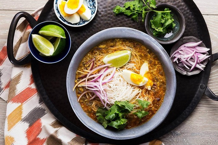 Mohinga thường được xem là món ăn truyền thống đặc trưng của Myanmar. Mohinga là món bún cá được nấu với thảo dược và ăn kèm với phần lõi giòn của cây chuối. Đây là món ăn sáng phổ biến ở Myanmar, nó có mặt ở hầu hết các quán ăn đường phố, bất kể ngày hay đêm.