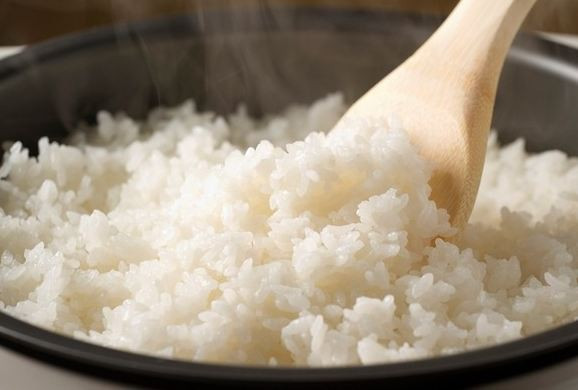 3. Cơm trắng làm tăng lượng đường trong máu và sau đó hạ xuống. Kết quả là bạn sẽ cảm thấy đói trở lại. Thay vì ăn cơm trắng, hãy chọn cơm basmati hoặc cơm gạo lứt vì chúng sẽ giúp bạn no lâu hơn.