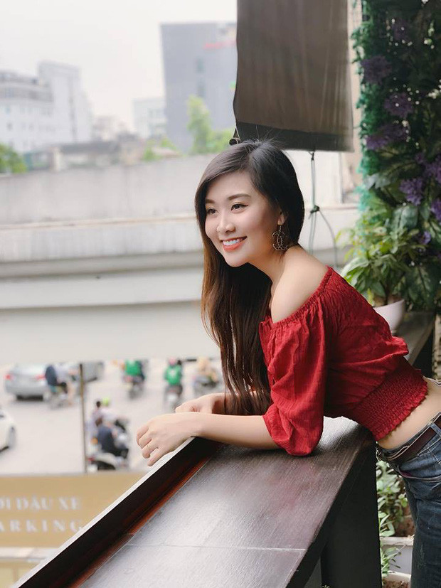 Nữ giảng viên trông cực trẻ trung và thu hút khi diện áo trễ vai cùng quần jeans.