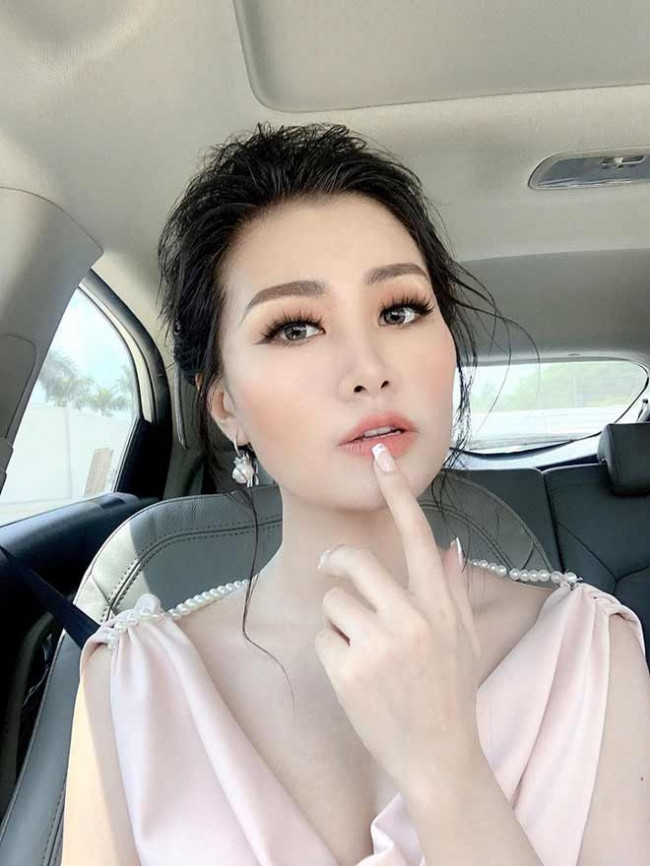Hà Phương nhiều lần chọn các thiết kế khoét cổ sâu nhằm tôn vòng một đầy đặn.