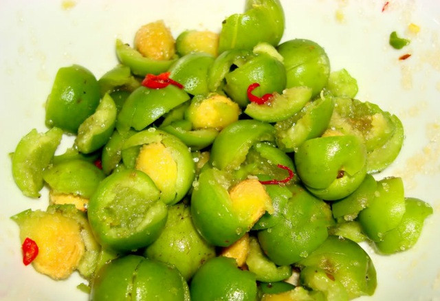 Những trái mơ tuy không thể trở thành món quà vặt để lai rai mỗi ngày, nhưng chỉ cần bà nội trợ tỉ mẩn với đường là thế nào cũng có một bình mơ ngâm tuyệt ngon để giải nhiệt của ngày hè nắng nóng.