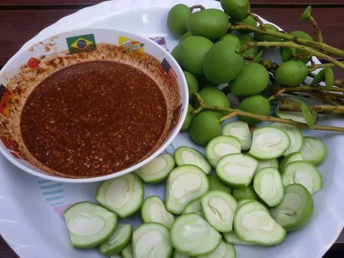 Xoài xanh dễ tính, chấm muối trắng cũng được, muối ớt cũng xong mà có muối ô mai, muối tôm lại càng đưa vị. Thứ quả này hấp dẫn đến độ chỉ nhìn thấy người khác ăn thôi bạn cũng đã ứa hết nước miếng.