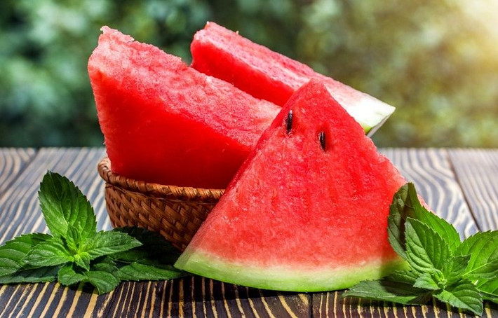 12. Dưa hấu: Lycopene, một chất chống oxy hóa trong dưa hấu giúp phá vỡ các gốc oxy tự do có hại, rất tốt cho thận của bạn. Ăn dưa hấu thường xuyên và có kiểm soát cũng có thể giúp ngăn ngừa chấn thương thận. Ảnh: Boldsky.