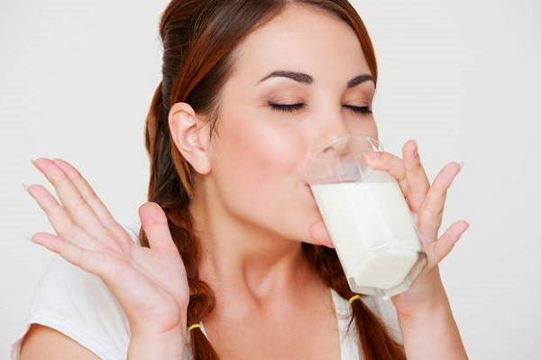 Siêu thực phẩm cho phụ nữ: Thứ nhất là sữa. Sữa là một nguồn giàu canxi có thể giúp ngăn ngừa mất khối lượng xương và các bệnh về xương do tuổi tác ở phụ nữ.