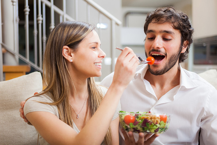 Siêu thực phẩm dành cho nam giới: Đầu tiên là cà chua. Siêu thực phẩm này chứa một loại carotenoid có nguồn gốc thực vật tên là lycopene có đặc tính chống oxy hóa. Sắc tố thực vật này làm cho cà chua có màu đỏ và có thể giúp giảm nguy cơ ung thư tuyến tiền liệt ở tuổi già và kiểm soát huyết áp cao.