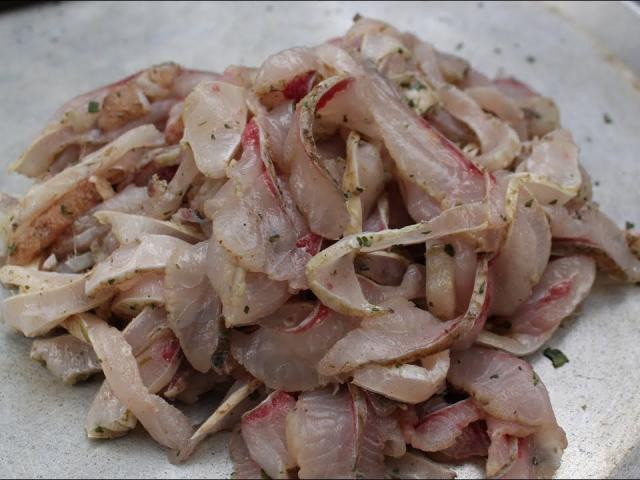 Để làm gỏi cá thì không khó nhưng làm sao để gỏi cá mè không còn mùi tanh, đậm vị thì không phải ai cũng làm được. Cá có tươi thì làm gỏi mới ngon.
