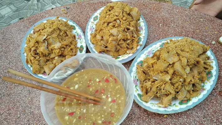 Cá đem về được rửa sạch, bóc bỏ mang, vớt ra rổ cho ráo nước rồi mới đến quy trình chế biến. Cá sau khi được làm sạch, lột da rồi thái thành lát mỏng vừa ăn.