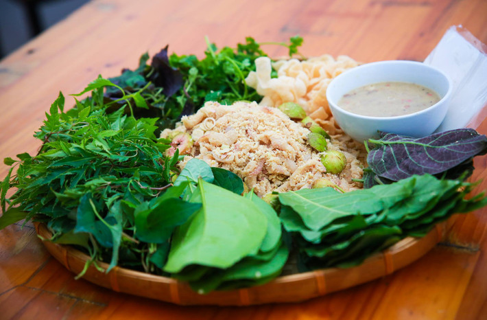 Ăn gỏi cá mè không thể thiếu các loại rau thơm làm gia vị như: lá đinh lăng, lá sung, lá cây mưng (cây lộc vừng), lá diếp cá, lá ngò tàu, lá ổi, lá mơ, lá Vọng canh, lá cây Lúc lác…Đặc biệt, lá hái về phải lau, không được rửa, nếu rửa thì phải dùng quạt, quạt cho khô nước thì cuốn gỏi ăn mới ngon.