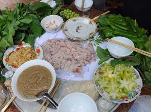 Dùng giấy thấm bản để thấm cá cho ráo, như vậy thì ướp gia vị ăn gỏi mới ngon. Ướp cùng thịt cá mè sẽ là thính thơm được làm từ bột xay, riềng giã mục để khi ăn cuốn với rau vừa thơm vừa bùi.