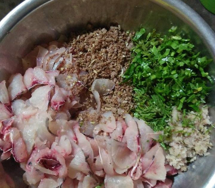Thường để làm gỏi ngon nhất thì nên chọn những con cá nhỏ tầm 3 lạng là vừa. Cá phải câu hoặc đánh lưới được nuôi trong ao sạch, không có chất tăng trọng thì mới làm nên món ngon được.