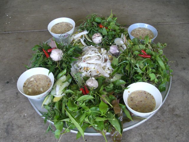Phần đầu cá được để riêng để nấu hạt. Hạt là nước sốt để chấm cá mè đặc trưng của người Bắc Giang. Đầu cá được băm nhỏ (như xay bột) nhưng không được xay, làm thế thịt cá sẽ chín trước khi chế biến mất vị ngon.