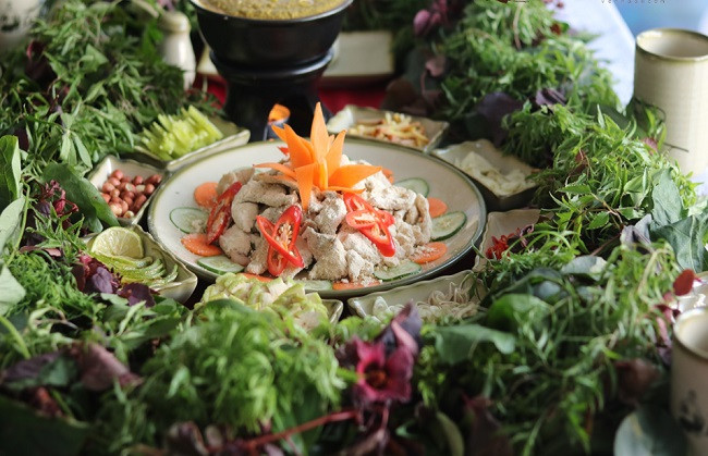 Vùng Lý Viên, xã Bắc Lý, Huyện Hiệp Hoà, Bắc Giang là một vùng quê ven sông Cầu, là nơi cực nổi tiếng với món đặc sản gỏi cá mè.