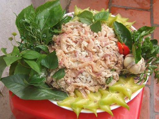 Sau đó đem nấu cùng nước riềng, tương, mẻ, muối vừa trên bếp rất nhỏ lửa. Khuấy đều hỗn hợp cho đến khi đặc như bánh đúc, múc ra bát có thể lật được lại thì hạt mới ngon. Đây là món chấm rất đặc trưng của gỏi cá, không có nó không thành gỏi cá mè xứ Bắc Giang.