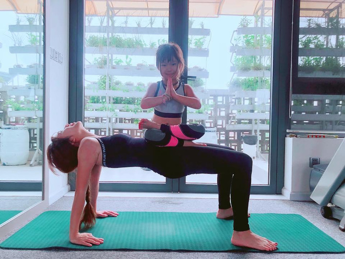 Những khoảnh khắc hai mẹ con cùng tập yoga cho thấy sự điêu luyện trong các động tác.