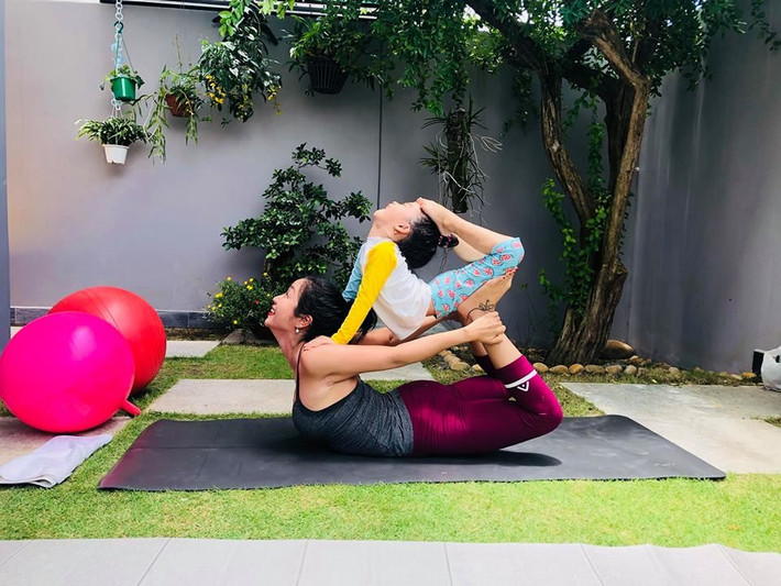 Mới 8 tuổi nhưng con gái cưng của Ốc Thanh Vân đã thể tạo những dáng khó, xoạc chân như các vũ công chuyên nghiệp.