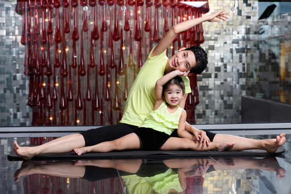 Mẹ con Xuân Lan: Nhận thức được những lợi ích của việc tập yoga thế nên vào thời điểm cô con gái gần lên 3 tuổi, siêu mẫu Xuân Lan đã cùng con bắt đầu tập luyện yoga tăng cường sức khỏe và vóc dáng.