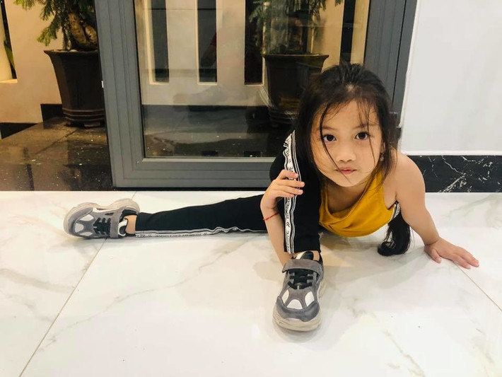 Không chỉ thực hiện các động tác uốn dẻo khó, bé Cola còn giữ thần thái như vũ công thực thụ khiến nhiều người phải bày tỏ sự thích thú.