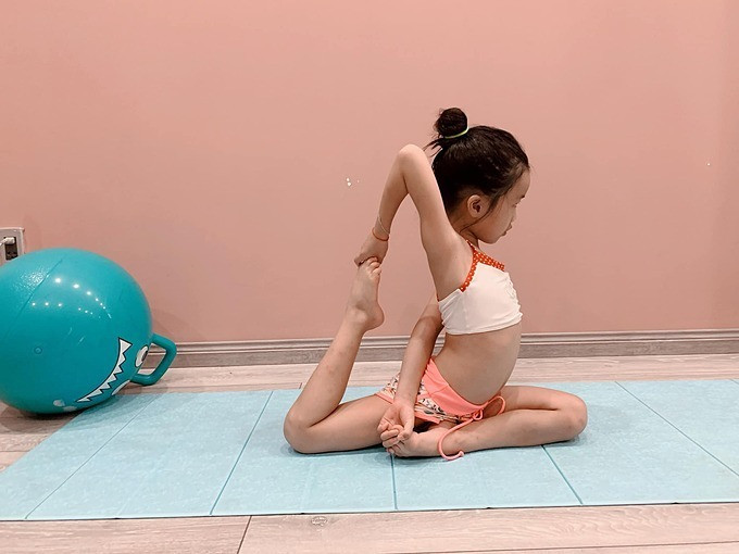 Nhờ các buổi tập cùng mẹ tại nhà nên con gái Ốc Thanh Vân đã có thể tự điều khiển cơ thể theo các động tác mà mình muốn.