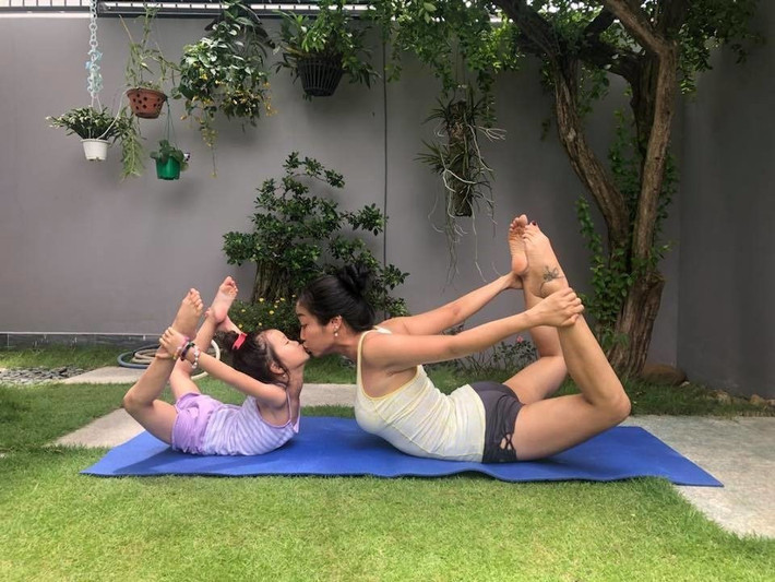 Mẹ con Ốc Thanh Vân: Theo Ốc Thanh Vân, do được tập yoga cùng mẹ tại nhà từ bé nên bé Cola (tên thật là Linh Đan) dù còn nhỏ tuổi nhưng đã có thể uốn dẻo chuyên nghiệp.