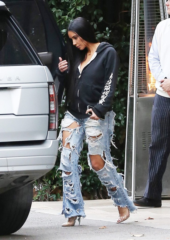 Nhiều năm nay, jeans rách là món đồ không thể thiếu trong tủ quần áo của các tín đồ thời trang. Tuy nhiên, cũng có những mẫu jeans rách te tua và được ví như quần "cái bang".