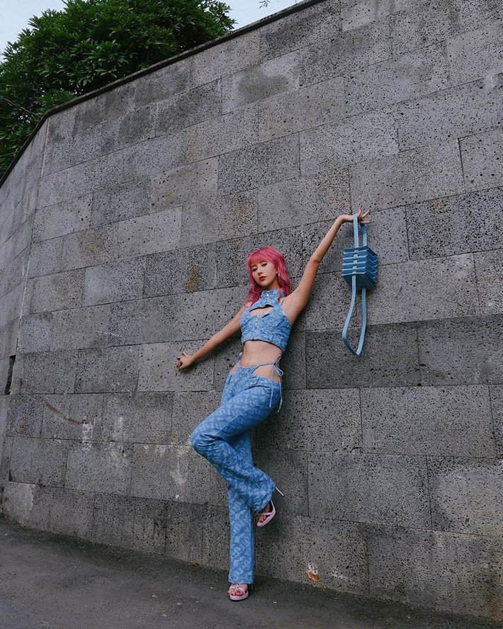 Hot girl Hà thành lựa chọn thiết kế táo bạo khoe hình thể. Khi diện item này, người mặc sẽ khoe được đường cong hông gợi cảm.