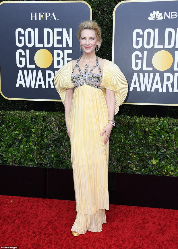 Cate Blanchett gây thất vọng và bị xếp vào thảm họa thời trang tại thảm đỏ giải Quả cầu vàng với bộ váy có phom dáng lạ mắt, thiết kế cầu kỳ và xẻ ngực táo bạo.