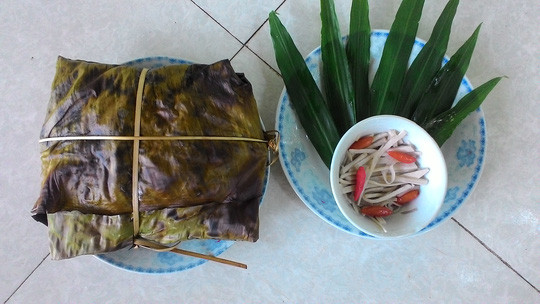 Món thịt băm nướng này cũng không thể nhanh chóng mà ăn được, vì nướng trên than hoa, buộc người nướng phải rất khéo léo để sao cho thịt chín đều, vàng ươm, lớp lá rong chỉ cháy khô bên ngoài.