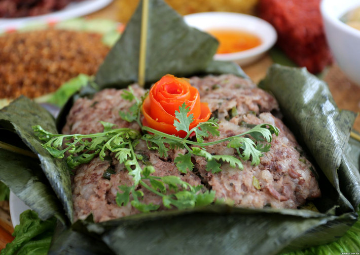 Món thịt băm nướng rất đơn giản, ấy vậy mà khi ăn sao ngon kỳ lạ, mùi thơm quyến rũ của những gia vị quyện với vị ngọt của thịt cũng làm hài lòng những du khách khó tính nhất.