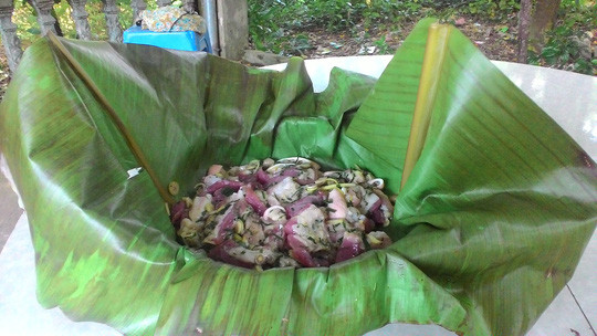 Người Thái thường dùng thêm hạt tiêu rừng (mắc kén) để dậy mùi, hành tươi, hành khô vừa đủ để giữ được sự nguyên chất của thịt lợn. Thịt lợn được ướp khoảng 10 phút rồi cho vào lá rong tươi bọc vài lớp, kép tre nướng trên bếp than hoa.