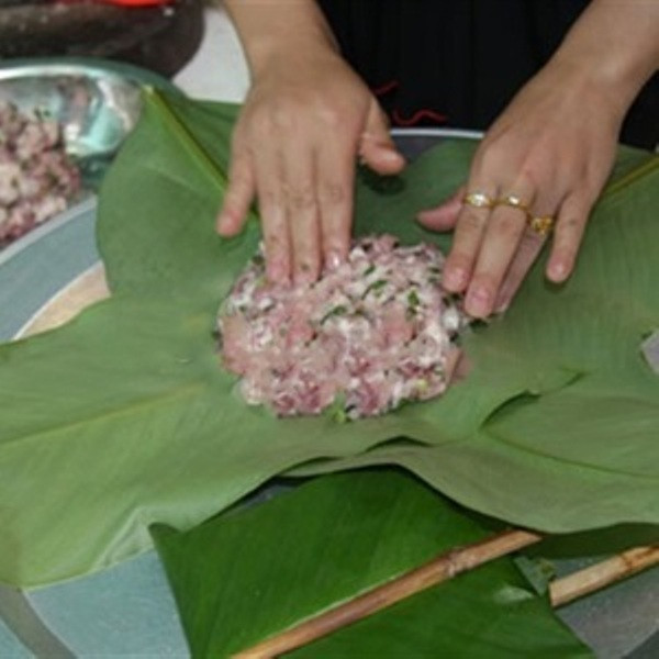 Các món ăn chế biến theo phương pháp gói lá cũng được đánh giá là rất dễ ăn, bổ dưỡng và hợp với khẩu vị của các thành viên trong gia đình từ người già đến trẻ nhỏ. Gói lá là một phương pháp chế biến khá thông dụng trong rất nhiều món ăn.