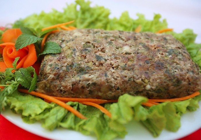 Những món ăn của người Thái được xem là có sự gia công đúng mực về kỹ thuật chế biến, làm nổi bật nét tinh tế và phong vị độc đáo của các món ăn. Phương pháp gói lá trong chế biến món ăn là một ví dụ điển hình.