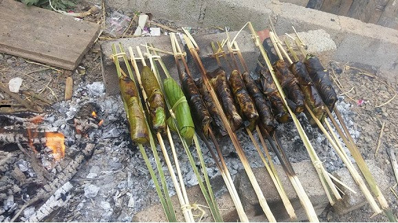 Tiếp đó rửa sạch lá dong, đổ thịt vào, rồi gói lại thành hình vuông như chiếc bánh chưng. Kẹp gói thịt vào hai chiếc nan bằng tre. Lưu ý nên gói từ 2 đến 3 lá dong để khi nướng thịt không bị bung ra. Khi nướng điều chỉnh lửa than sao không quá to vì khi nướng nước thịt hay bị chảy ra làm cháy lá dong.