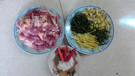 Người Thái có gần 20 món ăn sử dụng phương pháp gói lá, với mục đích làm giảm độ dai và tăng mùi thơm của thịt và hương vị của lá gói; đồng thời, giữ cho vị ngon trong thịt không bị mất đi. Bên cạnh đó, khi được trộn thêm nhiều rau thơm, gia vị sẽ giúp người ăn không bị ngán ngấy.