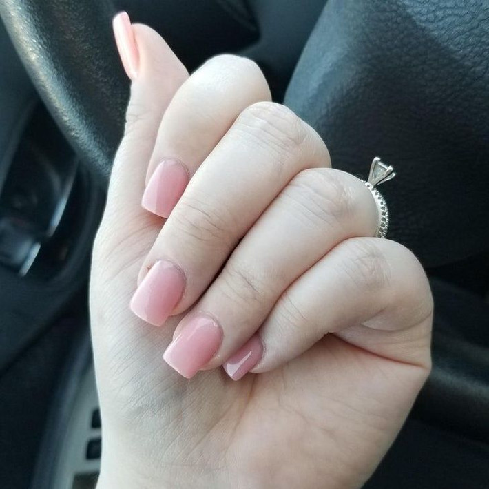 2. Màu hồng: Sơn móng tay màu hồng mang lại sự rung cảm nữ tính có thể là một phần của thái độ vui vẻ, nhẹ nhàng. Bạn có thể là người trực quan và không quan tâm nhiều đến việc tuân thủ các chuẩn mực xã hội. Nếu sơn móng tay màu hồng nhạt, bạn có thể là người có tham vọng và định hướng nghề nghiệp.