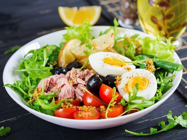 2. Vitamin D: Sự thiếu hụt vitamin D có liên quan đến bệnh tiểu đường, bệnh tim, bệnh đa xơ cứng và ung thư vú và đại trực tràng. Bạn nên bổ sung vitamin D3 trong chế độ ăn uống của mình. Nguồn thực phẩm cung cấp vitamin D: Cá (cá thu, cá hồi và cá ngừ, tôm), nấm Sữa, bơ và sữa chua, dầu gan cá tuyết, trứng, nước cam, yến mạch và các sản phẩm từ đậu nành.