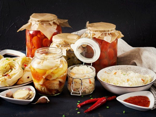 8. Probiotics: Theo các nghiên cứu, men vi sinh (probiotics) đóng một vai trò trong việc giữ cho đường ruột khỏe mạnh và giảm cân và thậm chí làm giảm nguy cơ mắc bệnh tim, tiểu đường và đột quỵ ở phụ nữ trên 40 tuổi. Các loại thực phẩm lên men phổ biến nhất có chứa men vi sinh tự nhiên hoặc có thêm men vi sinh, bao gồm sữa chua, kefir, kombucha, dưa cải bắp, dưa chua, miso, tempeh, kim chi, bánh mì chua và một số loại pho mát. Ảnh: BS.
