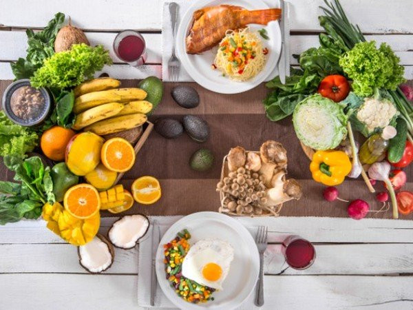 1. Vitamin B12: Loại vitamin quan trọng nhất đối với phụ nữ trên 40 tuổi là B12, cần thiết cho chức năng bình thường của máu và não. Nhu cầu vitamin B12 hàng ngày đối với phụ nữ trên 40 tuổi là 2,4 microgam (mcg) một ngày. Nguồn thực phẩm cung cấp vitamin B12: Thịt (thịt bò, gan và gà), cá (cá hồi, cá hồi, cá ngừ), sữa (ít chất béo), sữa chua và pho mát.