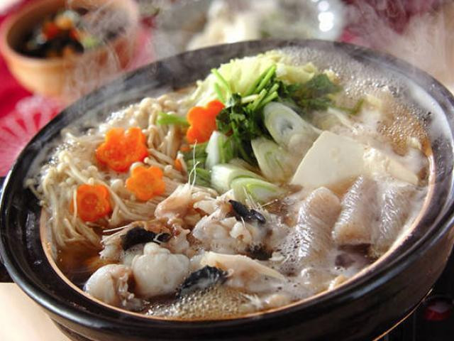 Cách làm lẩu cũng vô cùng đơn giản. Chuẩn bị: Thịt cá sấu hỏa tiễn, gừng, giềng, xả, nước dùng, rau cải thảo, rau muống. Thực hiện: Đun sôi nước dùng, tăng giảm gia vị cho vừa khẩu vị. Cho các nguyên liệu đã chuẩn bị vào nồi. Khi thưởng thức, bạn cho thịt cá sấu vào nồi rồi ăn cùng rau cải thảo và rau muống sẽ rất ngon.