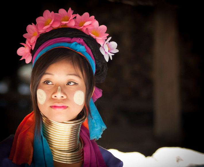Bột thanaka được sử dụng như một loại mỹ phẩm truyền thống của các cô gái Myanmar, làm từ vỏ của cây thanaka, tìm thấy nhiều ở các vùng khô cằn ở nước này.