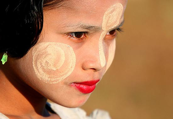 Dù mang hình ảnh nào thì chúng không chỉ để làm nổi bật khuôn mặt mà còn có tác dụng dưỡng da rất tốt.