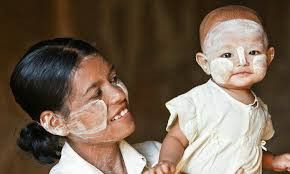 Thanaka được bôi lên mặt thành từng mảng phủ khắp trán, hai bên má, cằm và mũi. Có khi họ còn vẽ các họa tiết hoa, lá cầu kỳ và tinh tế hơn để thể hiện sở thích và cá tính của mình.