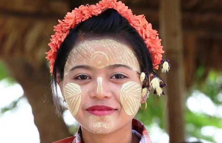 Khi đến Myanmar, mọi người thường bắt gặp hình ảnh những cô gái sử dụng bí quyết làm đẹp truyền thống là lớp bột màu vàng phủ bên trên với nhiều hình dạng và họa tiết rất đẹp.