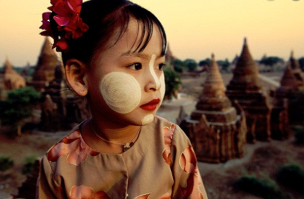 Từ cách đây 2.000 năm, phụ nữ Myanmar đã biết dùng bột cây thanaka để làm đẹp và dưỡng da. Những phụ nữ thuộc tầng lớp quý tộc thường dùng bột thanakha trộn với bột vàng để tạo hiệu ứng lấp lánh trên khuôn mặt. Còn một loại được mọi người dùng rộng rãi hơn là bột trộn với một loại hoa bản địa có màu vàng.