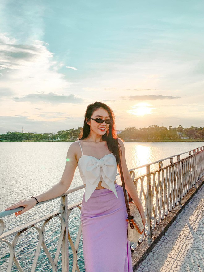 Cách phối áo croptop với quần cạp cao mang đến sự trẻ trung và gợi cảm cho cô nàng.