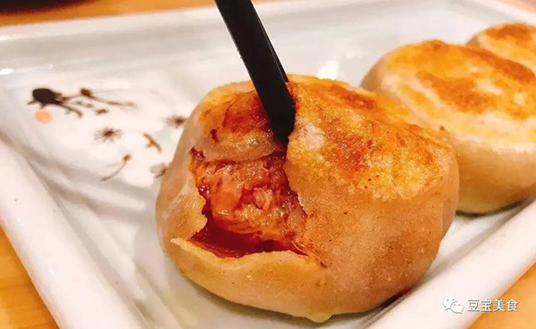 Bánh “tay nắm cửa nhân thịt” có kích thước bằng lòng bàn tay, rất dày, bên trong là nhân thịt với nhiều nguyên liệu khác nhau.