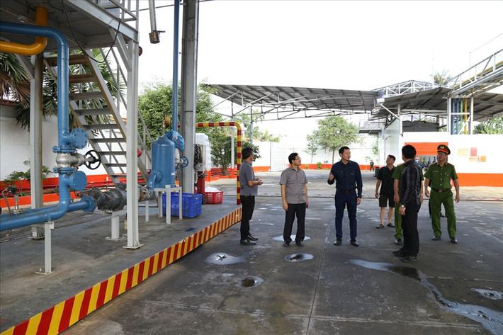 Tang vật thu giữ gồm: 4 tàu tải trọng từ 400 đến 1.000 tấn, 05 xe bồn dung tích 20 - 25 m3, 01 ô tô, 21 CPU, 01 máy tính xách tay, 21 ĐTDĐ, 10 đầu thu camera, hơn 1.200.000.000 đồng, 15 giấy chứng nhận quyền sử dụng đất, 1,7 kg chất bột tạo màu mà các đối tượng sử dụng để pha chế xăng giả, niêm phong 38 bồn chứa xăng và 39 thùng hồ sơ, tài liệu có liên quan.
