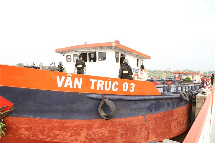Bước đầu, các đối tượng khai nhận sử dụng các tàu của Công ty Vân Trúc có tải trọng từ 400 tấn - 1.000 tấn mua xăng nhập lậu, xăng giả rồi pha chế, mang đi tiêu thụ tại các cây xăng của Công ty Vân Trúc và phân phối cho các cây xăng trên địa bàn các tỉnh phía Nam như Đồng Nai, Bình Dương, Bình Phước và thành phố Hồ Chí Minh…