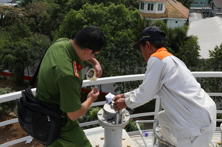 Công an niêm phong các bồn chứa.